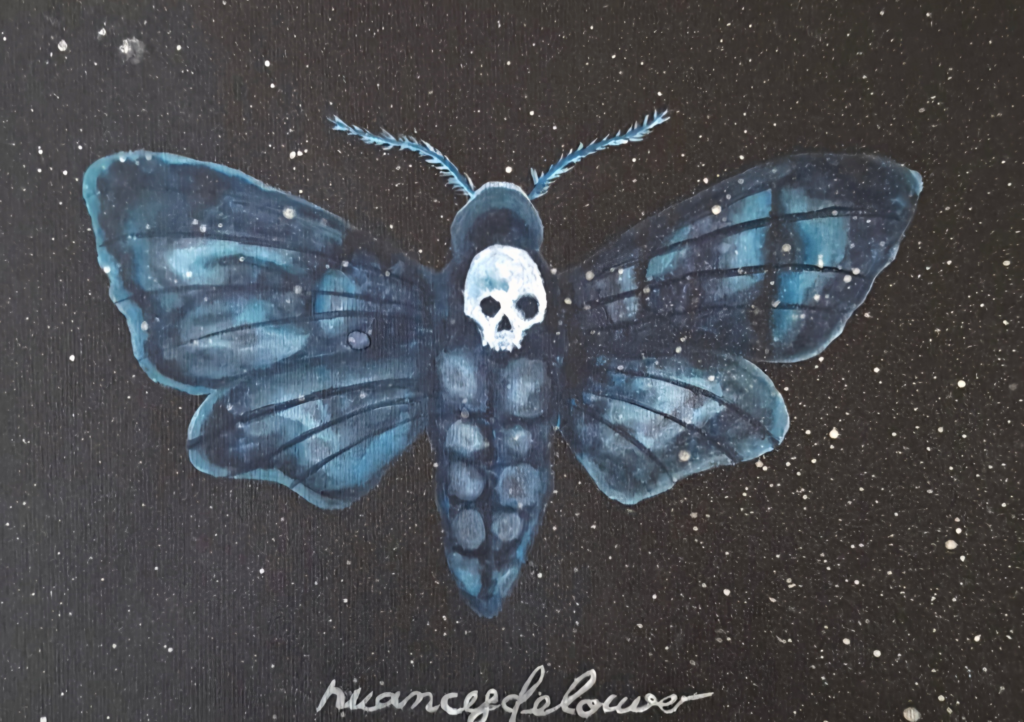 Illustration sombre d'un papillon de nuit bleu avec crâne central dans un univers sombre
