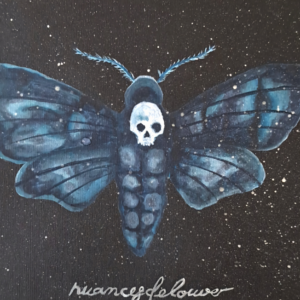 Illustration sombre d'un papillon de nuit bleu avec crâne central dans un univers sombre