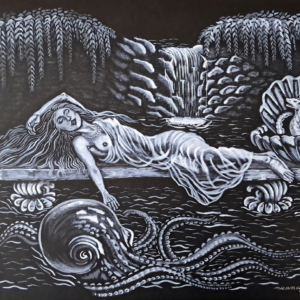 Femme endormie allongée sur une table de pierre au-dessus d'eaux sombres, entourée d'un décor rococo et d'un poulpe géant, réalisée à l'aquarelle blanche sur papier noir.