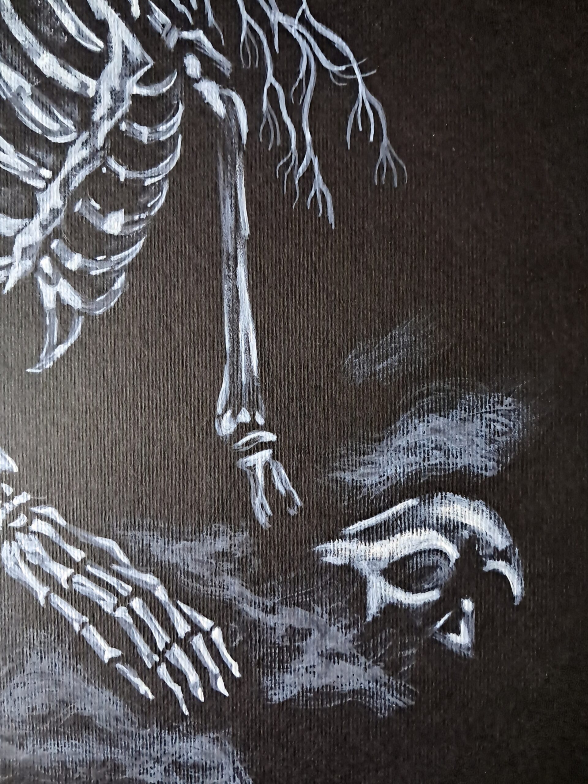 Détail de Death in Bloom montrant la main squelettique, le bras suspendu et le crâne au sol dans une aquarelle blanche sur papier noir