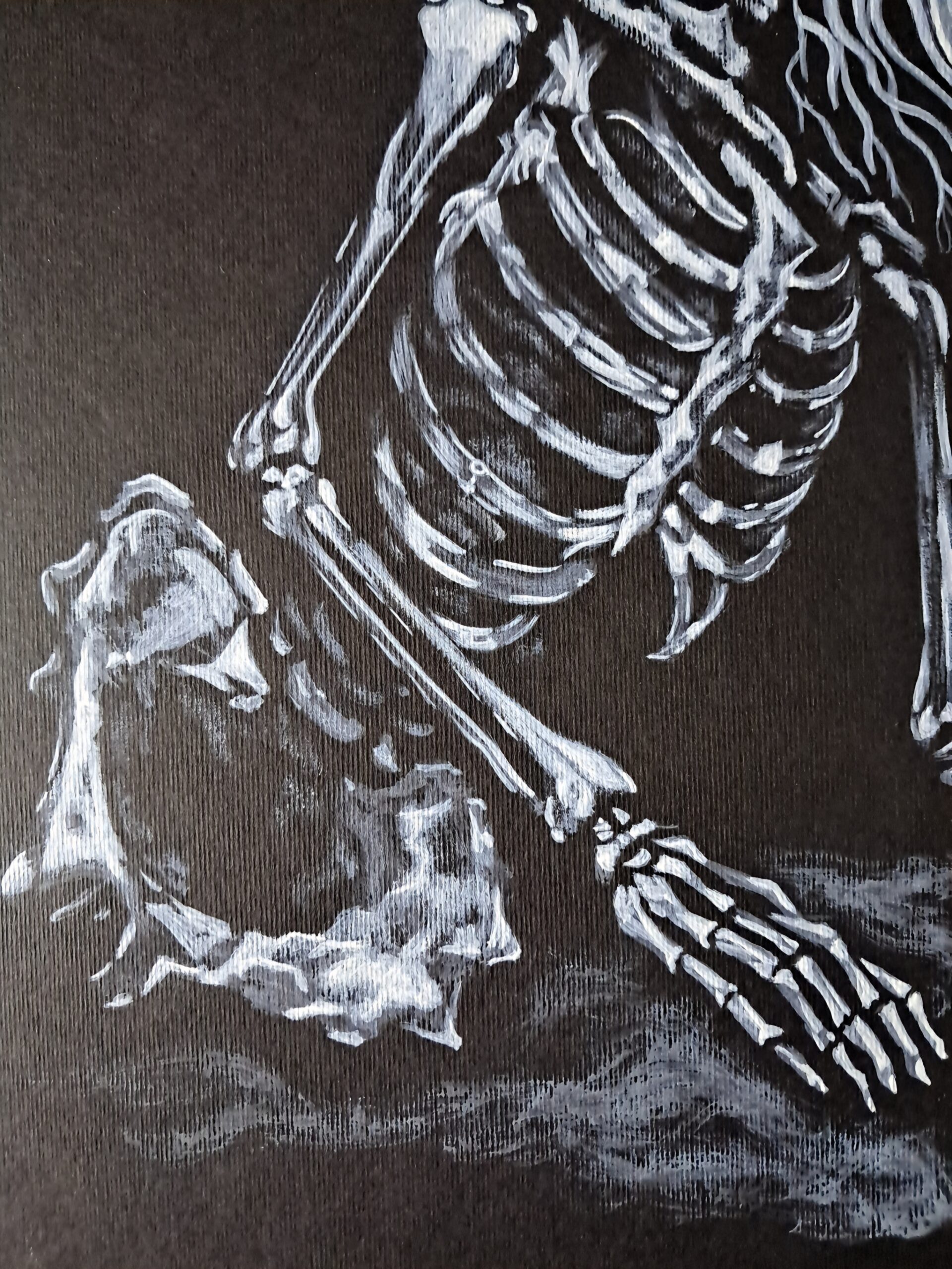 Détail de Death in Bloom montrant le bassin du squelette, l'avant-bras et la main sur fond noir