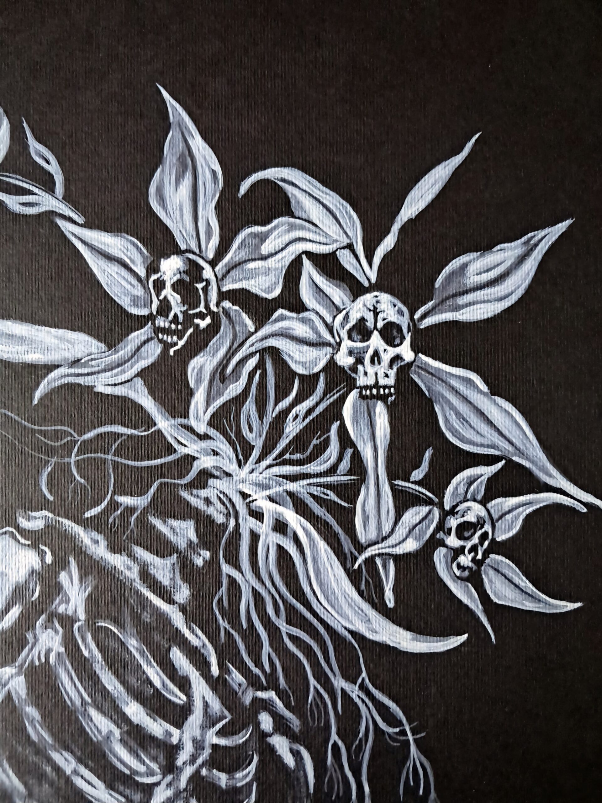 Détail de Death in Bloom montrant les orchidées aux pistils en forme de têtes de mort et leurs racines émergeant du squelette