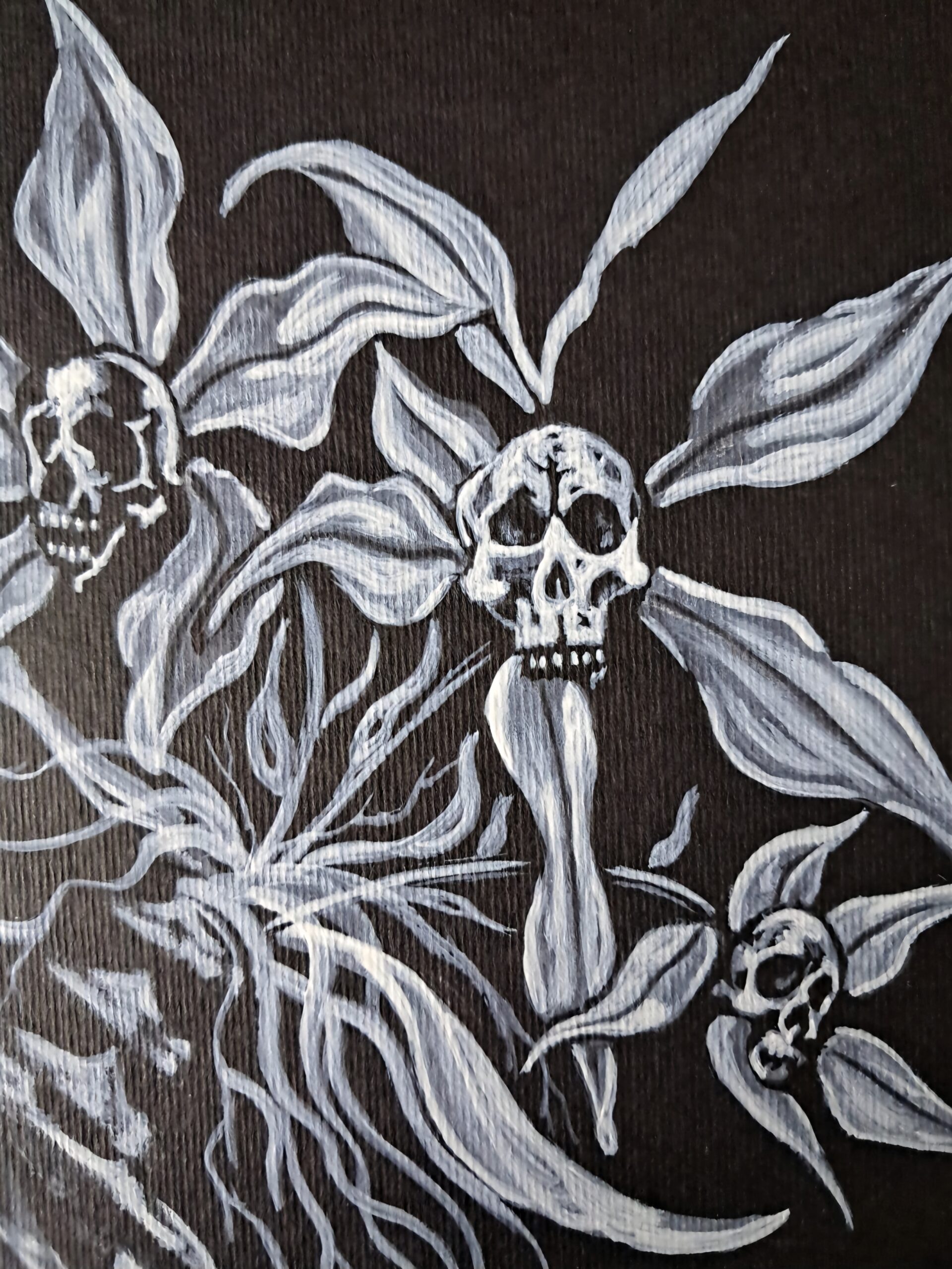 Détail de Death in Bloom montrant une orchidée dont le coeur prend la forme d'un crâne humain, entourée de racines et de pétales blancs