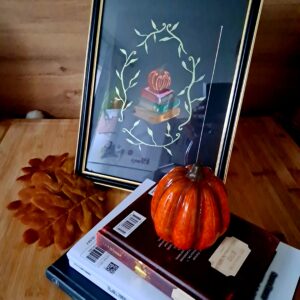 A Witch's Little Library - aquarelle originale d'automne représentant une citrouille sur des livres