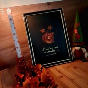 Aquarelle originale N'entrez pas si trouille...représentant une petite maison citrouille éclairée, entourée de feuilles d'automne sur papier noir