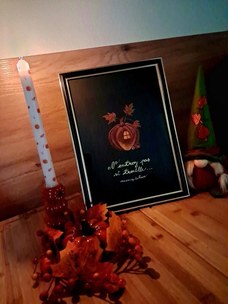 Aquarelle originale N'entrez pas si trouille...représentant une petite maison citrouille éclairée, entourée de feuilles d'automne sur papier noir