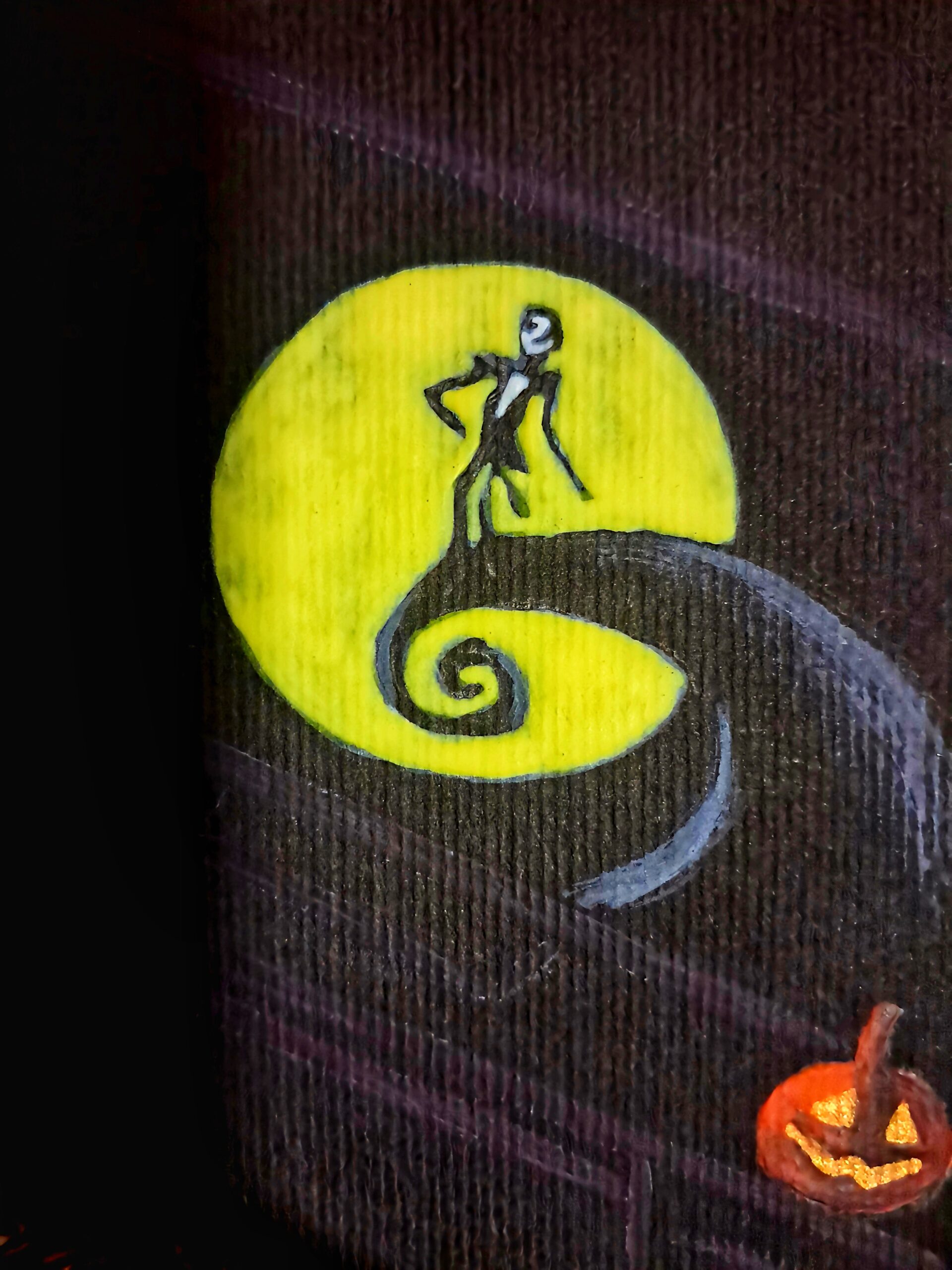 Détail de l'aquarelle The Nightmare Before Michaelmas montrant Jack Skellington sur la colline spiralée sous la lune.