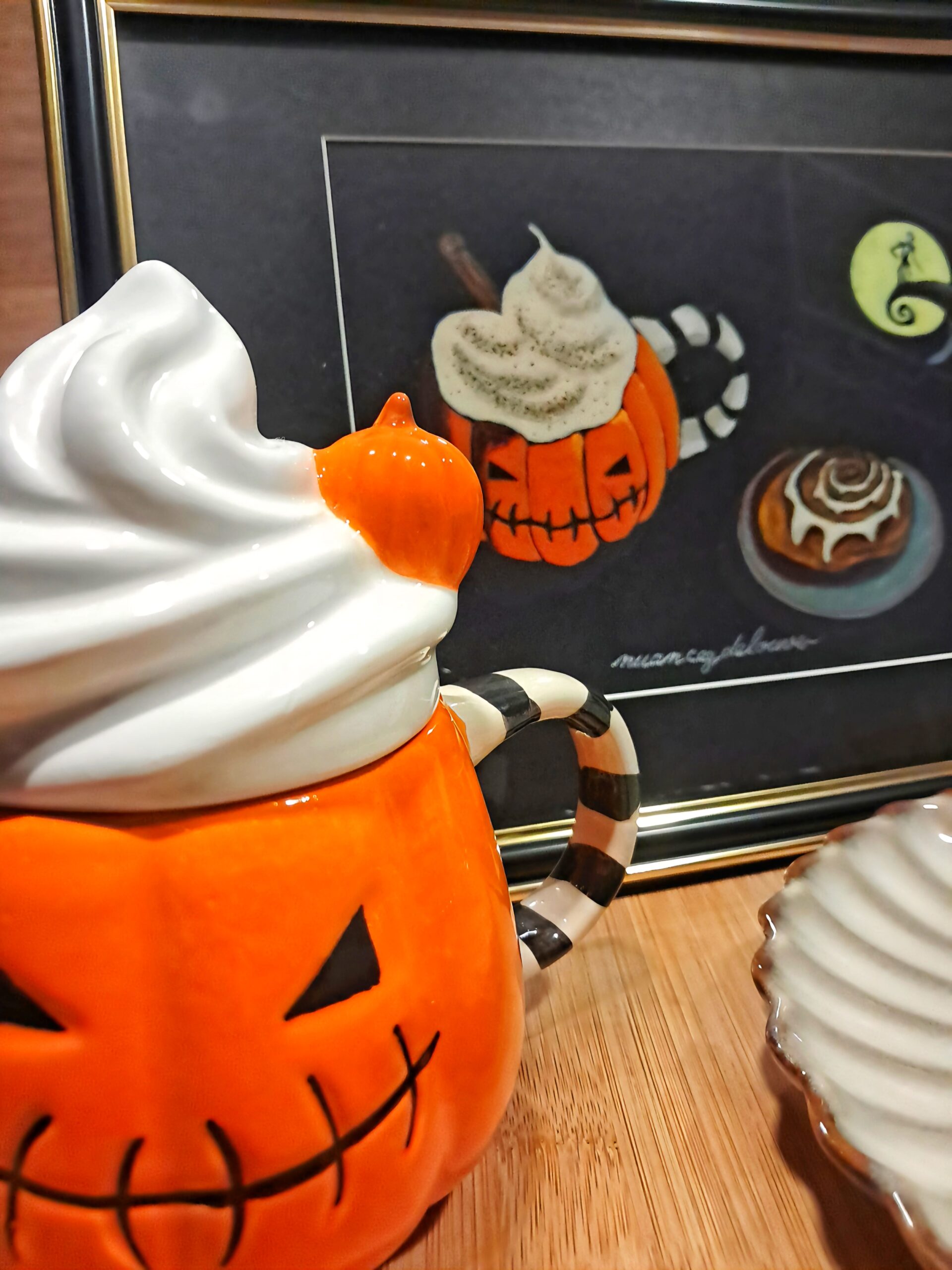 Aquarelle originale The Nightmare Before Michaelmas mise en scène avec une tasse pumpkin spooky et un cinnamon roll